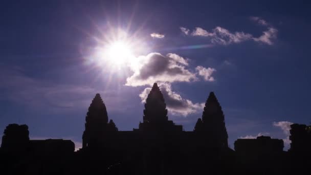 Силуэт Ангкор Ват Звёздным Солнцем Пушистыми Облаками — стоковое видео