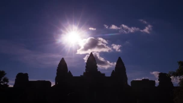 Angkor Wat Silueti Güneş Izole Bulutlar — Stok video