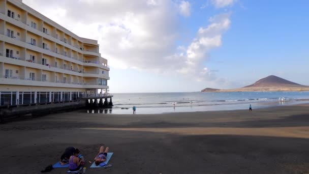 Vista Hotel Bem Água Medano Beach Enquanto Algumas Pessoas Estão — Vídeo de Stock