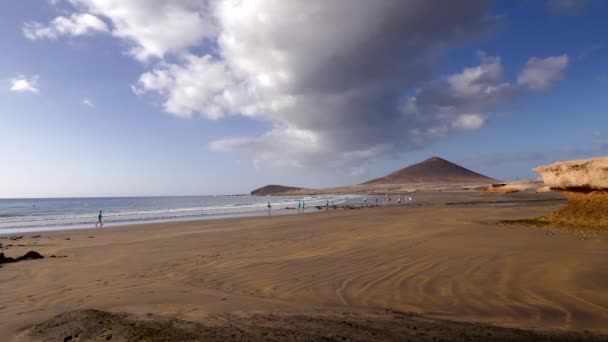 Pessoas Passear Manhã Praia Medano Fundo Belo Céu Montaa Roja — Vídeo de Stock