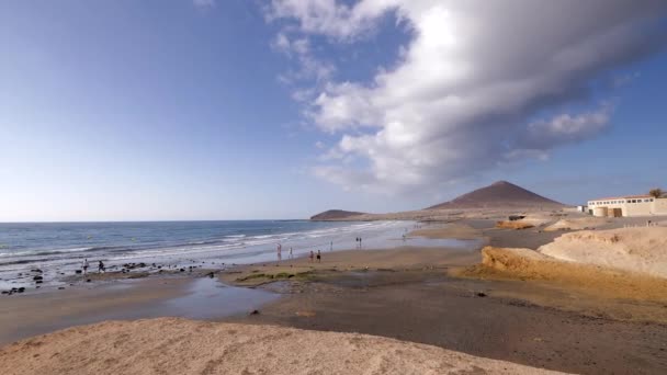 Pessoas Passear Manhã Praia Medano Fundo Belo Céu Montaa Roja — Vídeo de Stock