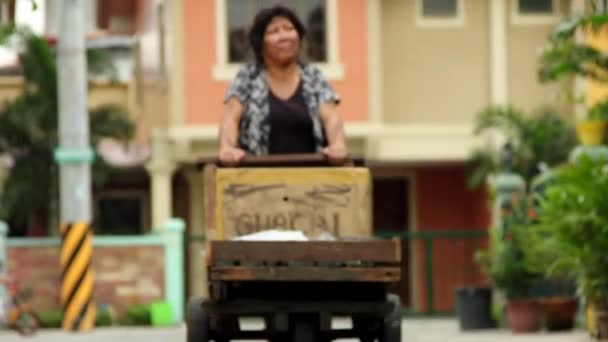 Mendigo Caminando Por Calle — Vídeo de stock