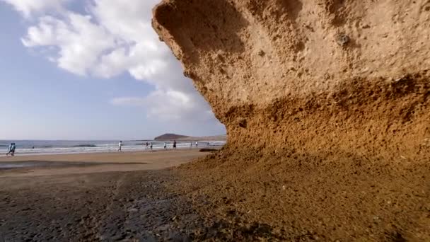 Pessoas Passear Manhã Praia Medano Fundo Montaa Roja Antigo Cone — Vídeo de Stock