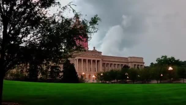 Sturm Zieht Hinter Der Hauptstadt Des Staates Kentucky Auf — Stockvideo