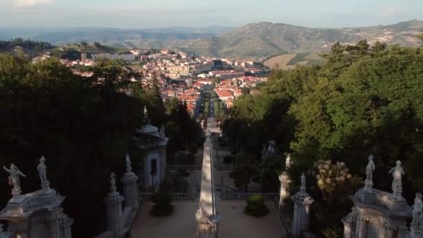 Une Entrée Une Église Filmée Depuis Sol Dans Les Airs — Video