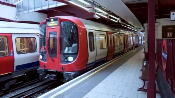 イギリスのロンドンにあるベイカー ストリート駅へは地下鉄がゆっくりと運行されている — ストック動画