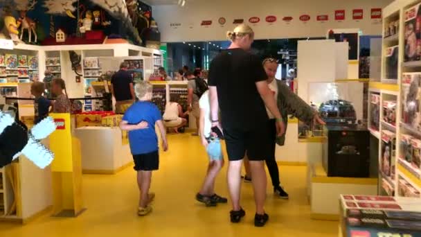 Inredning Lego Store Lego House Barn Med Föräldrar Köper Lego — Stockvideo