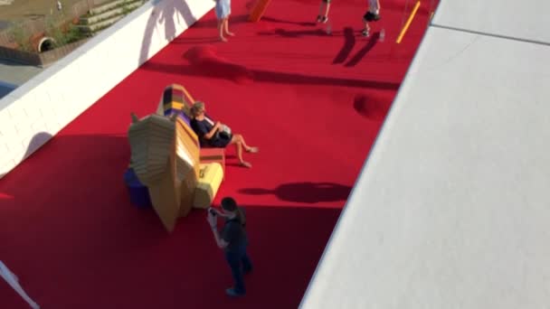 Parque Infantil Topo Lego House Crianças Brincando Playground Tomadas Billund — Vídeo de Stock