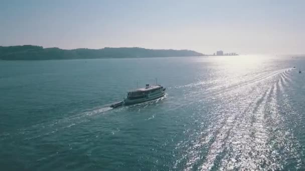 Όμορφα Πλάνα Drone Πάνω Από Ένα Σκάφος Στο Tejo River — Αρχείο Βίντεο
