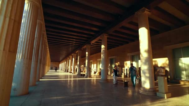 Tourists Marble Columns Temple Hephaestus Athens Greece — Stock Video