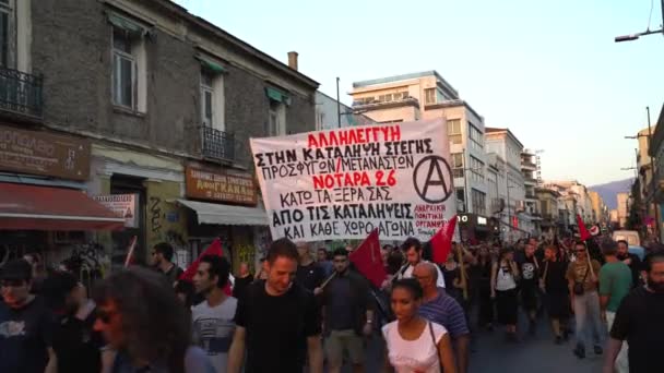 由于提议的希腊紧缩措施 抗议者们在雅典的街道上高举帆布大标语游行 — 图库视频影像