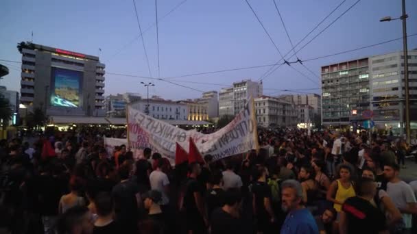 Огромный Вечерний Протест Против Мер Жесткой Экономии Площади Атен Греция — стоковое видео