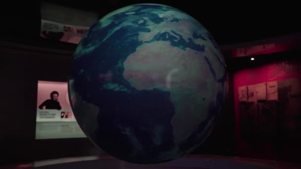 Holograma Planeta Terra Animado Com Dados Fluindo Sobre Superfície — Vídeo de Stock