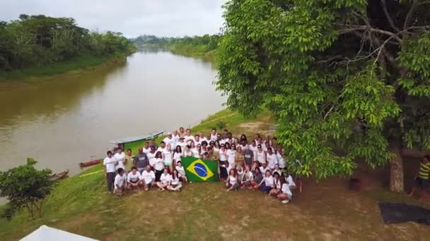 Gente Caucasica Della Ong Che Tiene Bandiera Brasiliana Saluta Telecamera — Video Stock