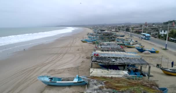 San Pedro Ecuador September 2018 Drohnenflug Strand Und Geparkten Fischerbooten — Stockvideo