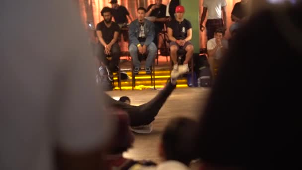 Girl Break Dancing Enquanto Rodeado Por Público — Vídeo de Stock