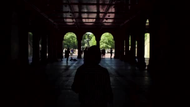 Кавказская Туристка Идет Темного Интерьера Здания Выходу Свет Темнота Свету — стоковое видео