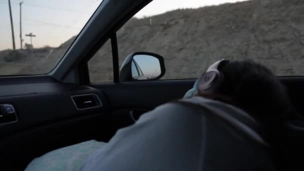 Dziewczyna Śpi Samochodzie Podczas Wschodu Słońca — Wideo stockowe