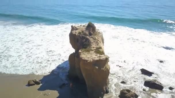 Drone Shot Rock Beach Mergând Înainte Înclinându — Videoclip de stoc