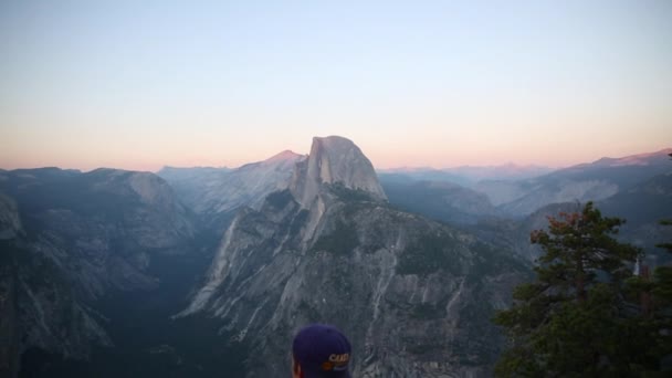 Uomo Che Guarda Half Dome Nel Parco Nazionale Dello Yosemite — Video Stock
