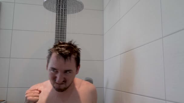 Boldog Férfi Csúszó Mászó Örömteli Érzése Zuhanyzóban — Stock videók