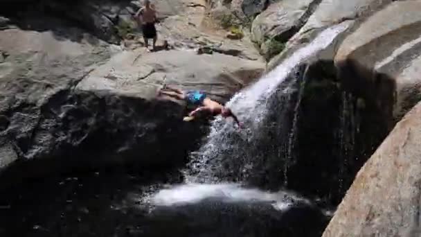 Mann Springt Bei Yosemite Wasserfall Ins Wasser — Stockvideo