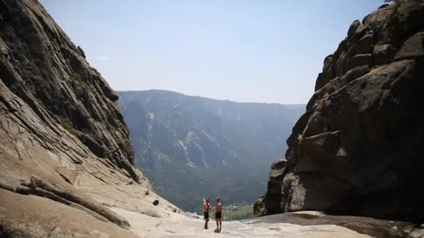 Des Gens Debout Sommet Des Chutes Yosemite — Video