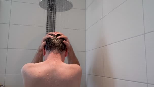 Çıplak Adamın Duş Alırken Rahatlarken Kayan Bir Fotoğrafı — Stok video
