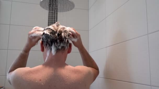 Colpo Scorrevole Uomo Nudo Lavarsi Capelli Con Shampoo Sotto Doccia — Video Stock