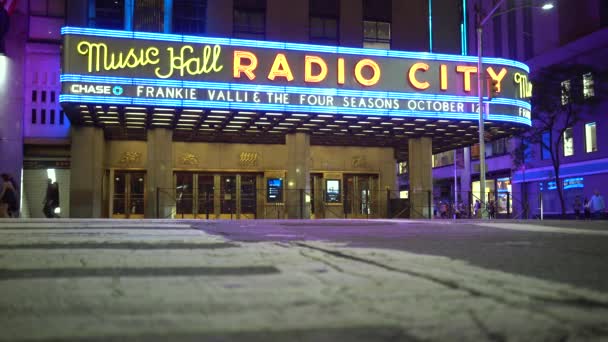 New York City Provoz Projíždějící Noci Před Radio City Music — Stock video
