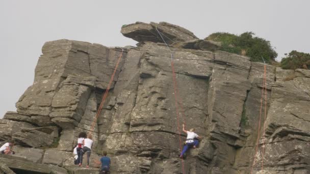 Kvinna Bergsklättring Med Vänner Nedan Valley Rocks Exmoor Devon Storbritannien — Stockvideo