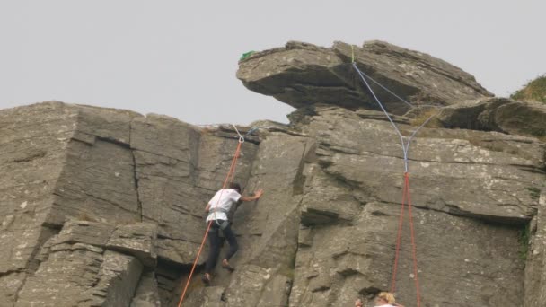 Mulher Alpinista Descendo Penhasco Enquanto Homem Tira Fotos Cima Exmoor — Vídeo de Stock