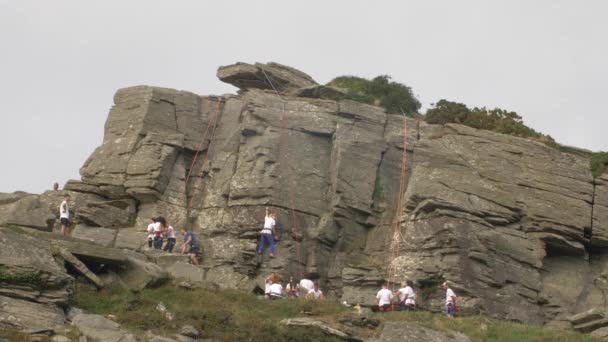 Ορειβάτες Σκαρφαλώνουν Απόκρημνο Βράχο Στην Κοιλάδα Των Βράχων Στο Exmoor — Αρχείο Βίντεο