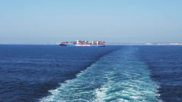 Een Wijd Schot Van Een Containerschip Dat Het Kanaal Oversteekt — Stockvideo