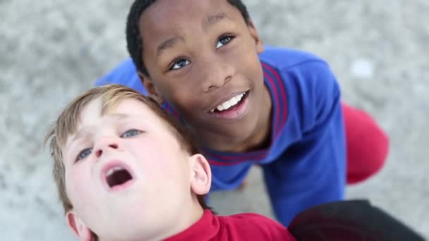 Los Mejores Amigos Miran Hacia Cielo Con Maravilla Infantil — Vídeos de Stock