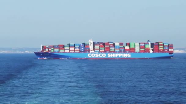 Teleobiettivo Una Grande Nave Container Che Attraversa Fairway Traghetto — Video Stock