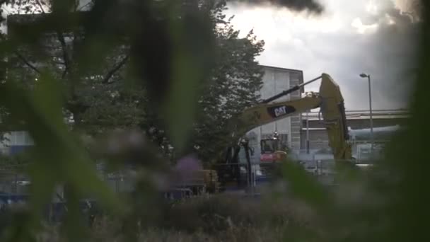 Een Cat Graafmachine Amsterdam Door Bladeren Geschoten Bij Zware Wind — Stockvideo