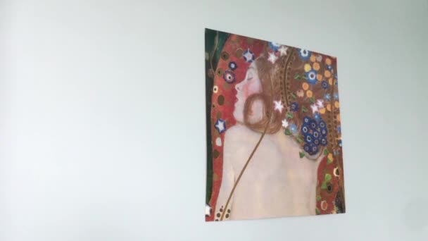 グスタフ クリムトの油彩画 水の蛇 または蛇Iiのカットアウトされた複製 キャンバスの上で寝てる裸の少女 — ストック動画