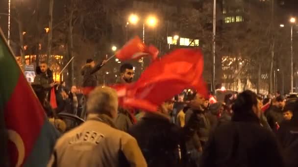Boze Mensen Met Turkse Vlaggen Protesteren Tegen Uitzetting Van Een — Stockvideo
