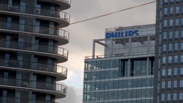 Egy közeli kép a Philips logóról egy amszterdami toronyház tetején. A Philips az egyik legnagyobb holland vállalat.