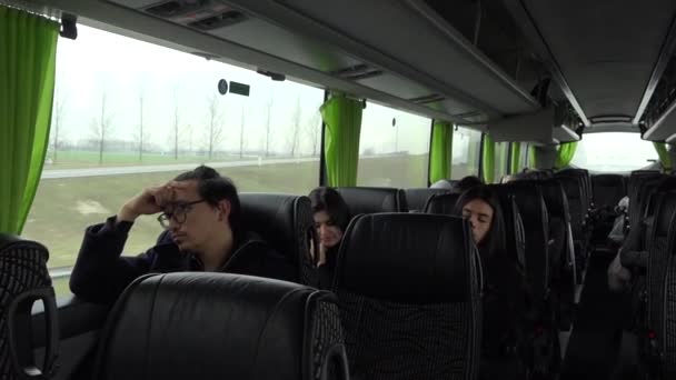早朝の運転中に疲れた乗客のすべての種類で Flixxbusの広いショット — ストック動画