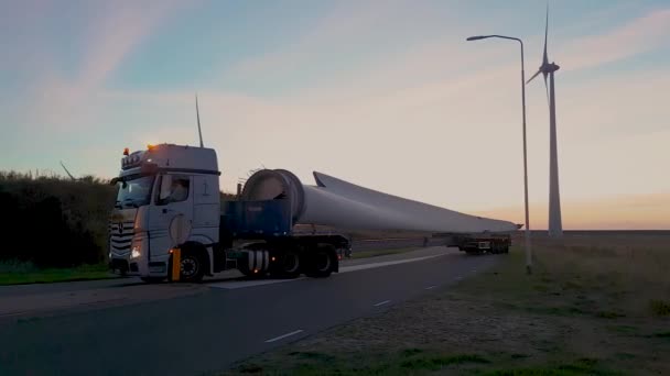 Enorme Windturbine Blad Vrachtwagen Nadert Rotonde — Stockvideo