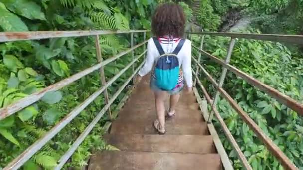 Dívka Která Šla Sama Lesa Bali Indonésii Vysoká Snímková Frekvence — Stock video