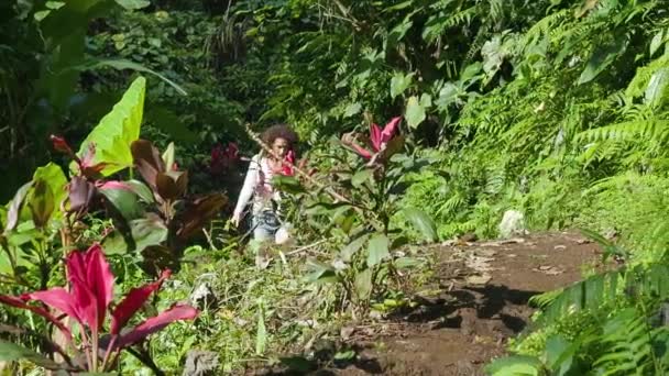 Meisjeswandelen Natuur Bali Indonesië — Stockvideo