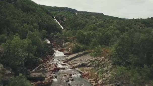 Avión Tripulado Volando Sobre Puente Río Arriba Norway Norte — Vídeo de stock