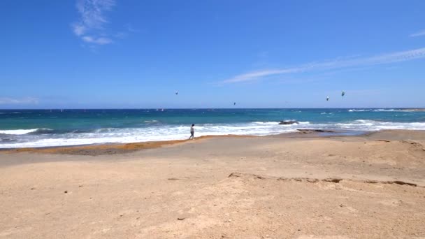 Mulher Caminhando Beira Mar Olhando Para Windsurfistas Kitesurfistas Câmera Lenta — Vídeo de Stock