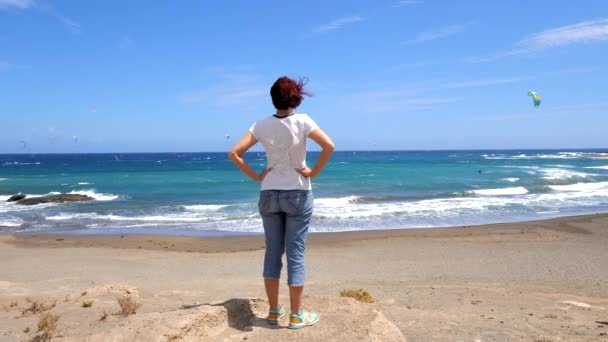 Mujer Pie Sobre Una Roca Orilla Del Mar Mirando Los — Vídeos de Stock