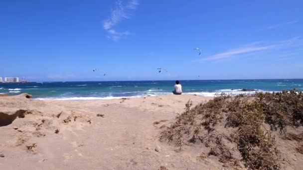 Mulher Sentada Olhando Para Windsurfistas Kitesurfistas Das Rochas Com Inscrições — Vídeo de Stock