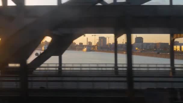 Tren Cruza Puente Atardecer Frente Hermoso Horizonte Hamburgo — Vídeos de Stock
