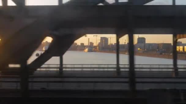 Τρένο Οδηγεί Ένα Όμορφο Ηλιοβασίλεμα Πάνω Από Μια Γέφυρα Μπροστά — Αρχείο Βίντεο